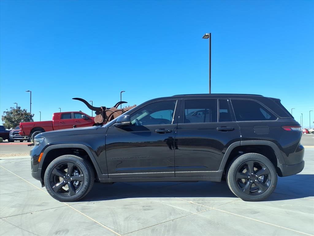 2025 Jeep GRAND CHEROKEE Laredo