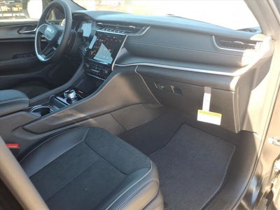 2025 Jeep GRAND CHEROKEE Laredo