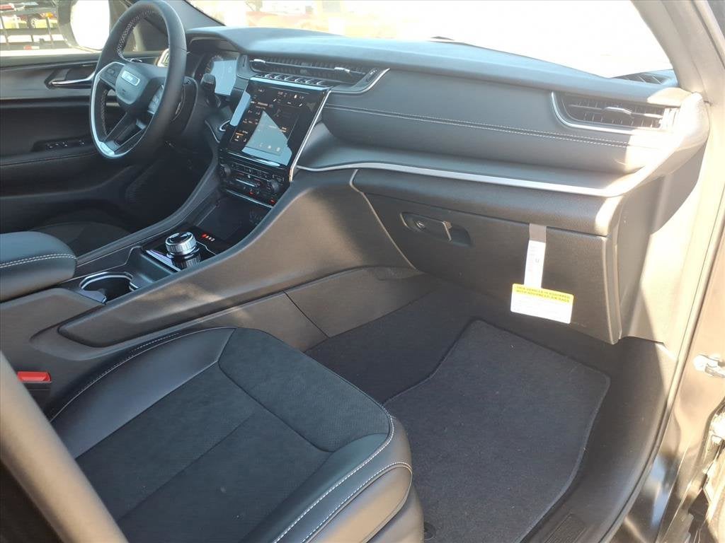 2025 Jeep GRAND CHEROKEE Laredo