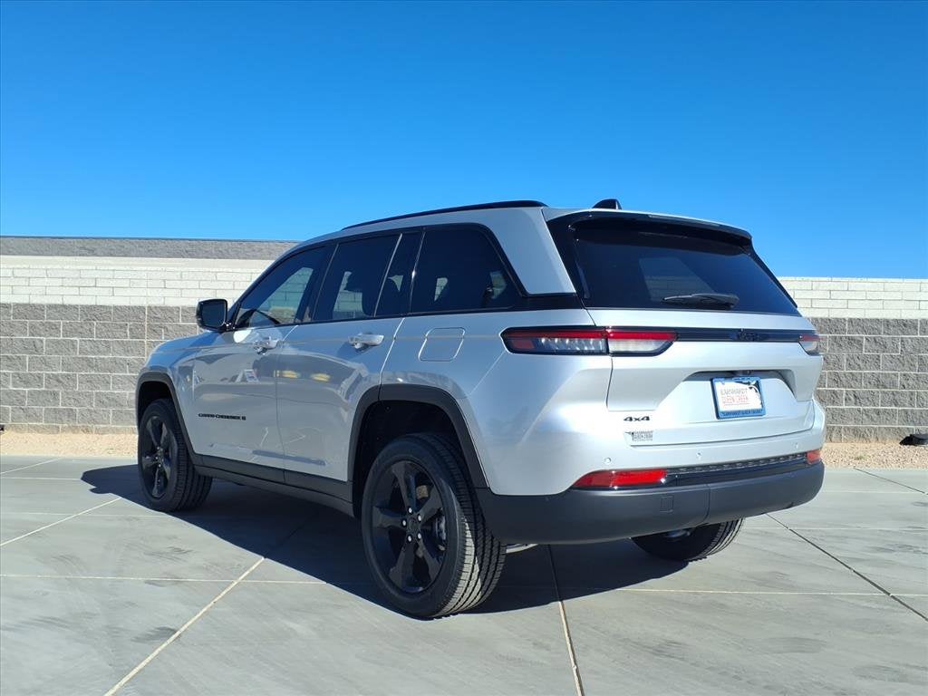 2025 Jeep GRAND CHEROKEE Laredo